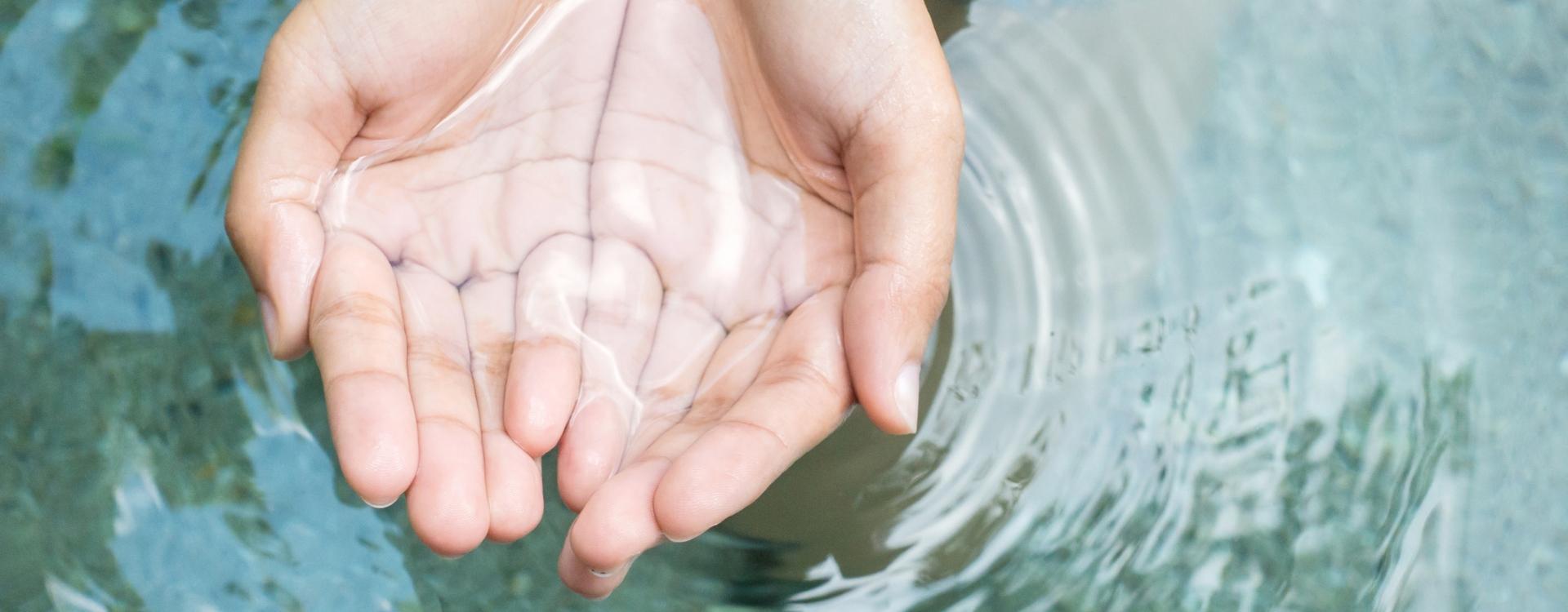 ręce podnoszące wodę 